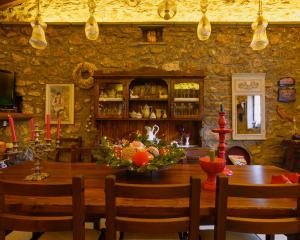 A restaurant or other place to eat at Guesthouse Karahalios