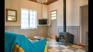 a living room with a fireplace and a blue couch at Ravissante maison 300 Mètres de la plage in Notre-Dame-de-Monts