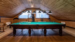 Biliár nebo kulečník v ubytování Chalet du Mont