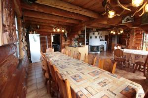Usedlost Gerstein في Zálesí: غرفة طعام مع طاولة طويلة ومطبخ