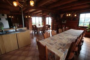 comedor y cocina con mesa y sillas en Usedlost Gerstein, en Zálesí