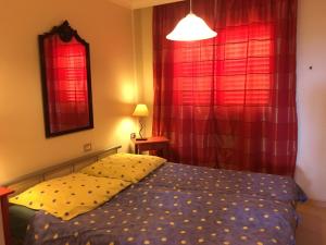 ポリス・デ・アボナにあるLeuchtturmterrasseのベッドと赤いカーテンのある寝室 +29枚の写真