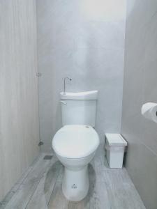 Un baño de PlainStay Hostel