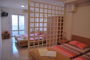 duas camas num quarto com um quarto com duas camas em Omega Apartments em Ulcinj