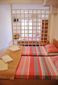 Postel nebo postele na pokoji v ubytování Omega Apartments