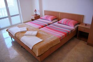 Postel nebo postele na pokoji v ubytování Omega Apartments