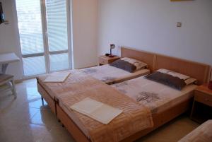 Postel nebo postele na pokoji v ubytování Omega Apartments