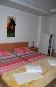 Postel nebo postele na pokoji v ubytování Omega Apartments