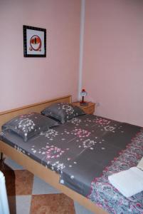 Postel nebo postele na pokoji v ubytování Omega Apartments