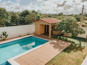 uma piscina no quintal de uma casa em Mansão Beberibe em Beberibe