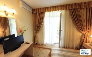 A television and/or entertainment centre at Hotel Valul Magic