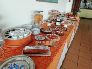 una línea de buffet con comida y postres. en Hotel Calabattaglia, en Ventotene