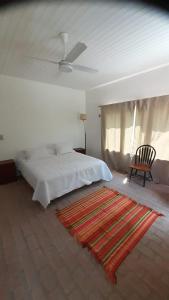 チャスコムスにあるLa Rosadita Casa de Campoのベッドルーム1室(ベッド1台、椅子、ラグ付) +54枚の写真