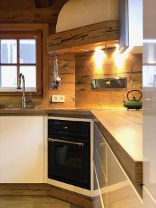 Kuchyň nebo kuchyňský kout v ubytování Chalet Sonnberg