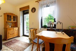 een eetkamer met een tafel en stoelen en een raam bij Ferienwohnung am Auensee in Leipzig