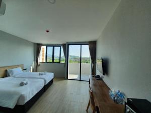 Atom Phuket Hotel -SHA Plus客房内的一张或多张床位