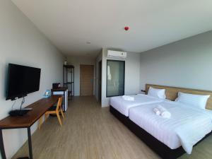 Atom Phuket Hotel -SHA Plus客房内的一张或多张床位