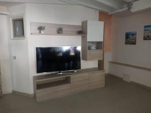 ein Wohnzimmer mit einem Flachbild-TV an der Wand in der Unterkunft villa relax sul mare in Gallipoli