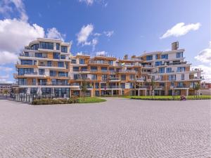 un gran edificio de apartamentos frente a un aparcamiento en Hafenresidenz Waren (Müritz), en Waren