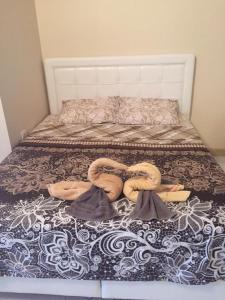 a bed with two pillows on top of it at Granada City Alanya Luxury Appartment 800м от пляжа Клеопатра in Alanya