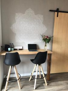 biurko z 2 krzesłami i laptopa w obiekcie De Susel w mieście Meppel