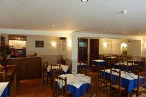 un restaurant avec tables et chaises et nappes bleues dans l'établissement Hotel Casa do Parque, à Castelo de Vide