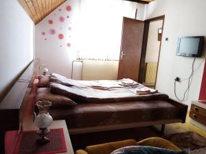 a bedroom with two beds and a window at Studio Krejović sa zasebnim kupatilom i čajnom kuhinjom in Zlatibor