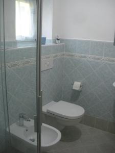 uma casa de banho com um WC e um lavatório em Casa Daniela e Giulio em Montesover