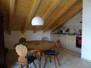 - une cuisine avec une table en bois et des chaises dans l'établissement Ferienwohnung Seidlpark im Haus Ecker, à Murnau am Staffelsee