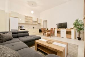 O bucătărie sau chicinetă la Premium Apartments by Hi5 - Elegant Suites