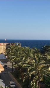 - Vistas a una calle con palmeras y al océano en Penthouse La Paz 9 - Castle view, en Moraira