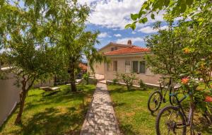 un sentier en briques devant une maison avec un vélo dans l'établissement Villa Biston, à Baška Voda