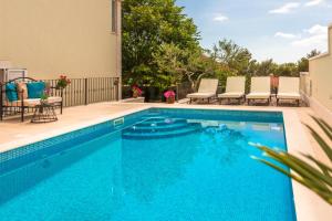 Der Swimmingpool an oder in der Nähe von Villa Biston