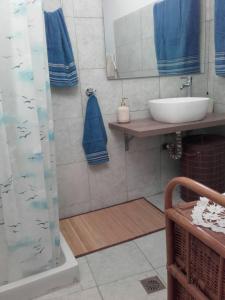 Ванная комната в Pericles Traditional Cretan Home