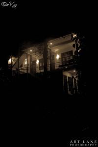 Una casa de noche con luces en la oscuridad en Eco Villa - Sinharaja, en Deniyaya