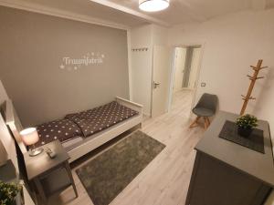 Kleines Zimmer mit einem Bett und einem Schreibtisch. in der Unterkunft Tolle 125m² Erdgeschoßwohnung im Einzelhaus in Kaltenkirchen