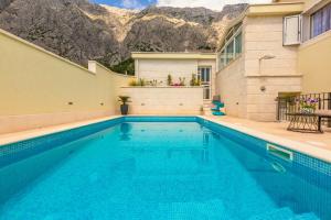 Der Swimmingpool an oder in der Nähe von Villa Biston