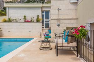 Der Swimmingpool an oder in der Nähe von Villa Biston