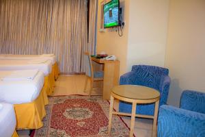 Sadan Plaza في مكة المكرمة: غرفة فندقية بسريرين وطاولة وكراسي