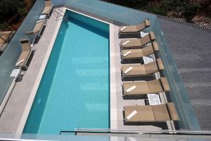 Bazén v ubytování New apartment with swimming pool near the beach nebo v jeho okolí