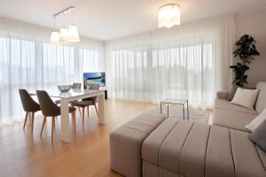 TV a/nebo společenská místnost v ubytování New apartment with swimming pool near the beach
