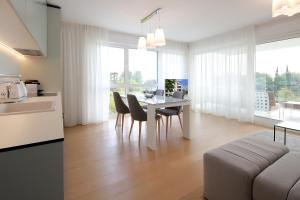 eine Küche und ein Esszimmer mit einem Tisch und Stühlen in der Unterkunft New apartment with swimming pool near the beach in Ičići