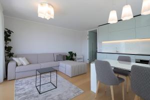 Posezení v ubytování New apartment with swimming pool near the beach