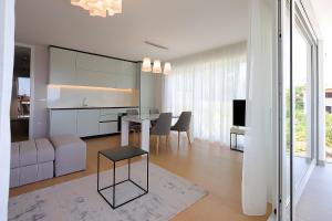 TV a/nebo společenská místnost v ubytování New apartment with swimming pool near the beach