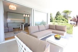 Posezení v ubytování New apartment with swimming pool near the beach