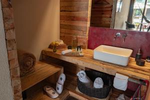uma casa de banho com um lavatório e um espelho em Casa Chichipicas Hotel Boutique em Valle de Bravo