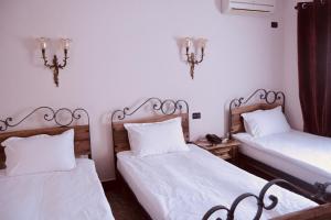 Postel nebo postele na pokoji v ubytování Brilant Antik Hotel