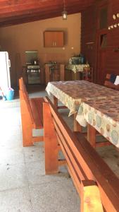 ママイア・ノルドにあるVilla Rosaの木製テーブルとベンチ付