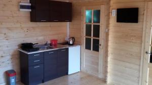 Kuchyň nebo kuchyňský kout v ubytování DOMKI LETNISKOWE W ŚWINOUJŚCIU