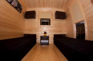 TV a/nebo společenská místnost v ubytování DOMKI LETNISKOWE W ŚWINOUJŚCIU